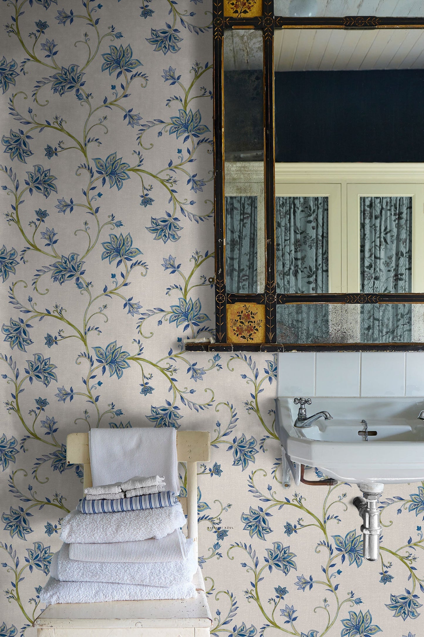 VCB00332 Lily Wallpaper