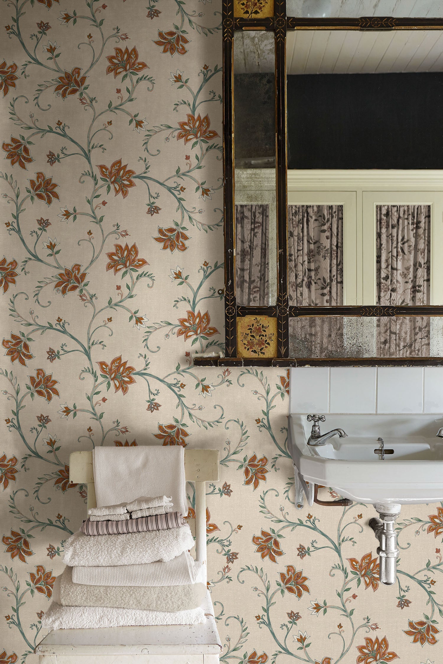 VCB00330 Lily Wallpaper